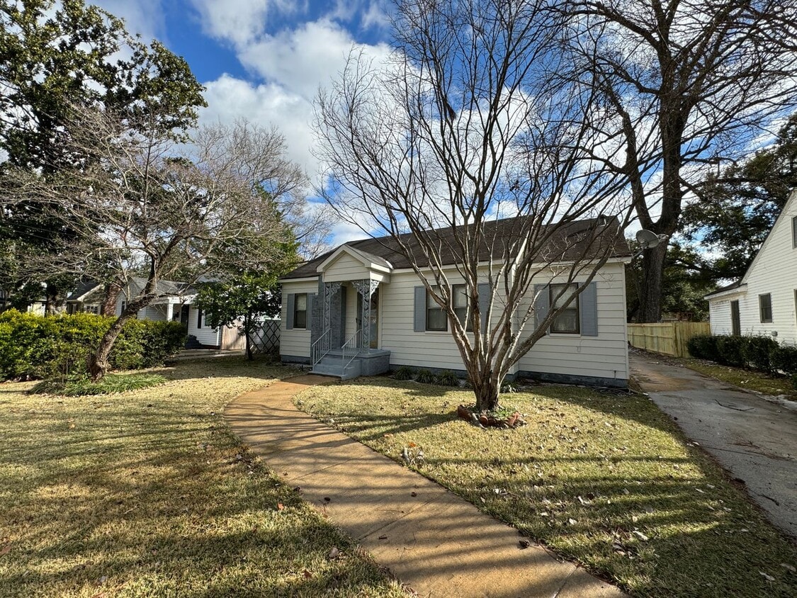 Primary Photo - Southern Charm at its Best!!! Close to Bar...