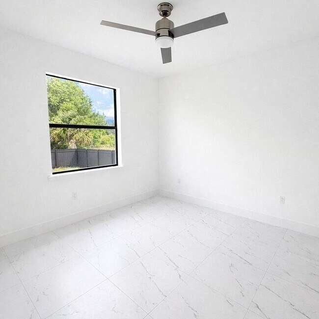 Foto del edificio - 2416 Xelda Ave N