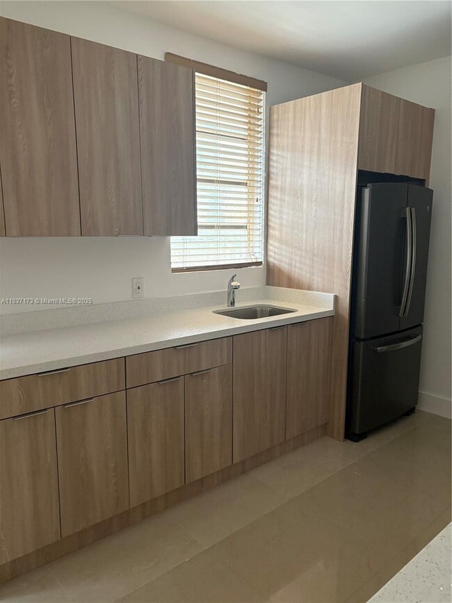 Foto del edificio - 249 E 3rd St