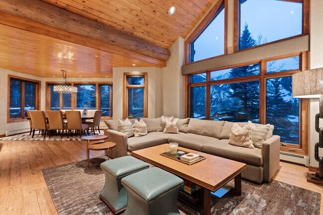 Foto del edificio - 395 Silverlode Dr