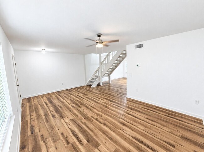 Building Photo - 5769 Dewsbury Ln