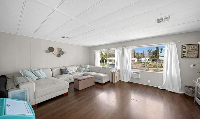 Foto del edificio - Charming 3-Bed/2-Bath Mobile Home with Fen...