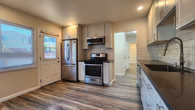 Building Photo - 496 Reina del Mar Ave