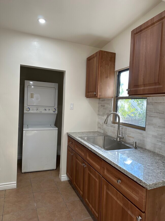 Kitchen sink - 1154 Allen Ave