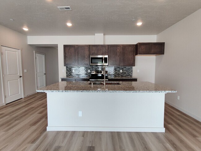 Building Photo - Newer Townhouse in Kennewick for Rent