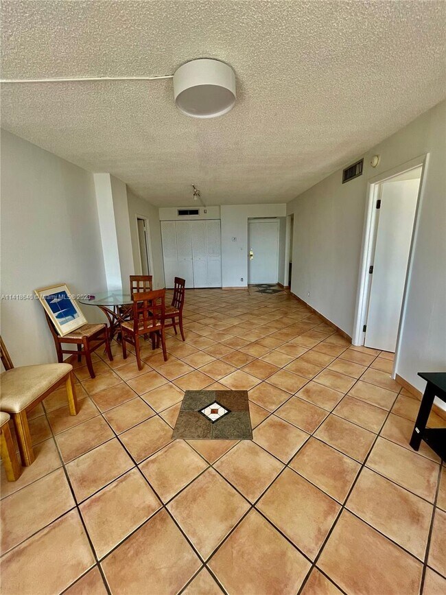 Foto del edificio - 20500 W Country Club Dr