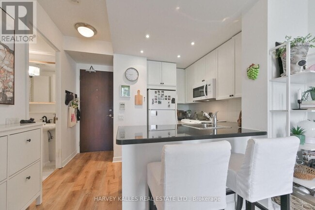 Photo du bâtiment - 85 Bloor St E