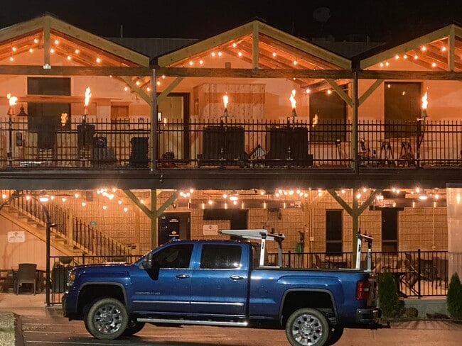 Building Photo - 100 Center St