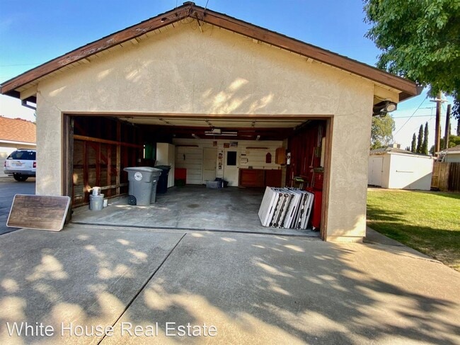 Building Photo - 3 br, 1.5 bath House - 9147 Locust St