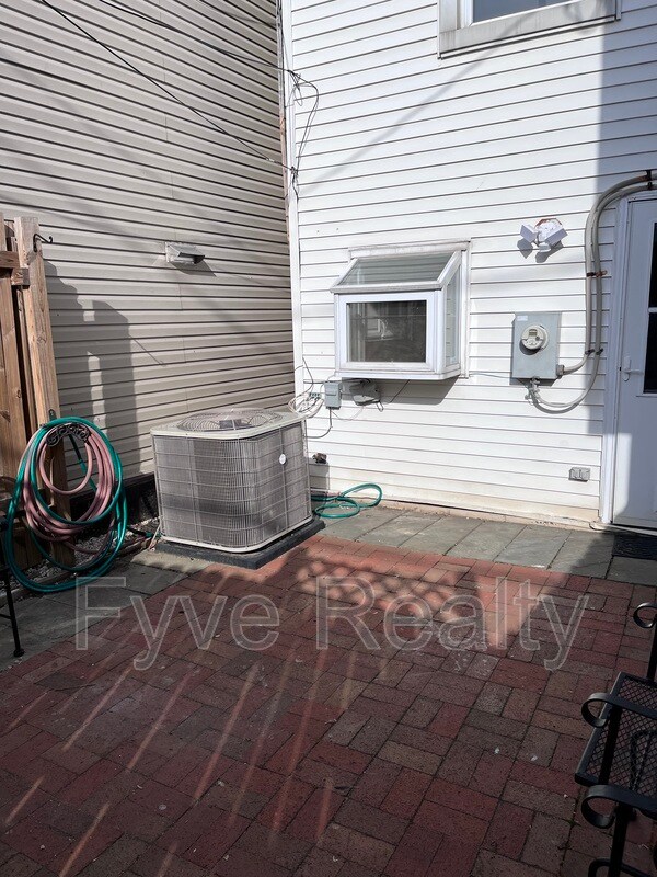 Building Photo - 131 Gittings St