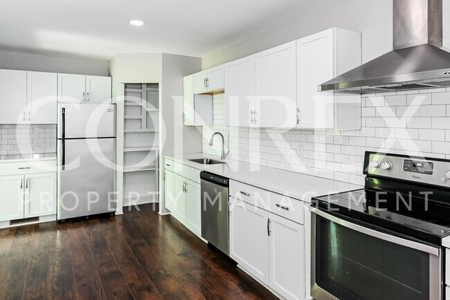 Building Photo - Beautiful Three Bedroom w/ Two Car Garage