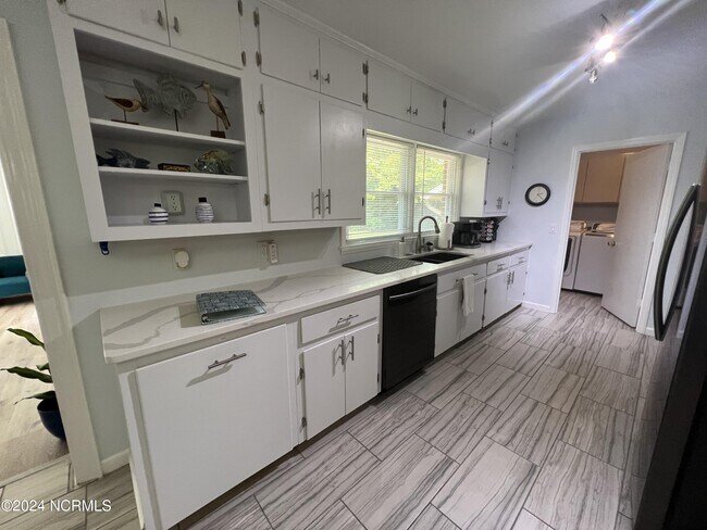 Building Photo - 518 Rose Ave