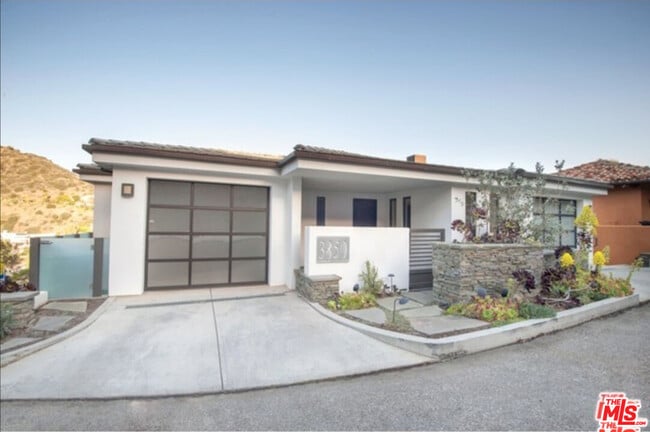 Building Photo - 3850 Rambla Orienta