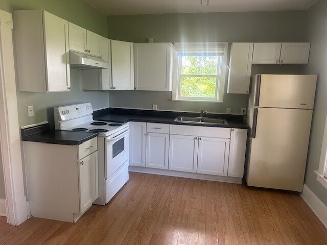 Foto principal - 124 8th St E