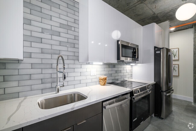 1BR, 1BA - 449SF - Kitchen - The Gotham