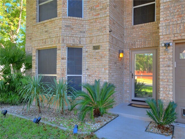 Building Photo - 11011 Watchful Fox Dr