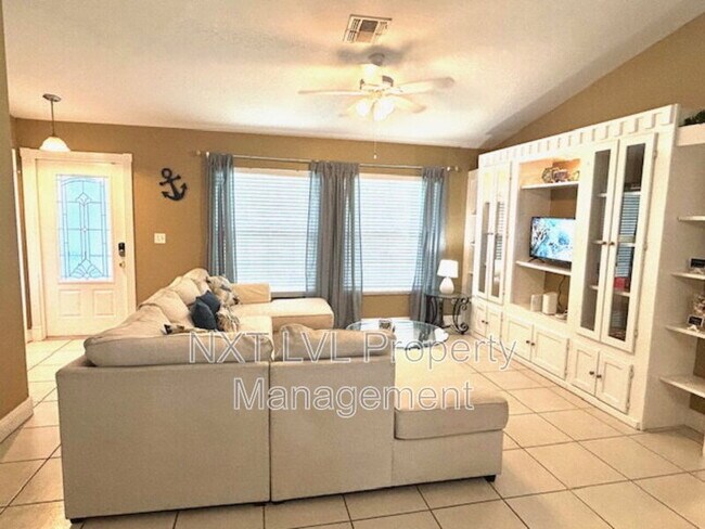 Building Photo - 4123 SW 21st Pl