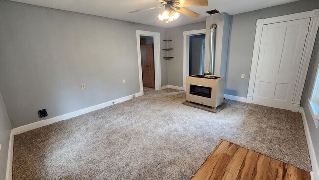 Foto del edificio - 3 bedroom 1 bath house on corner lot with ...