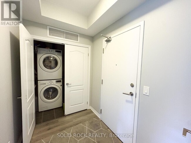 Building Photo - 670 Gordon St