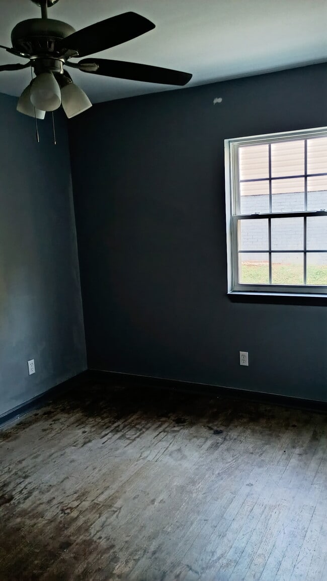 Building Photo - Phillips 711