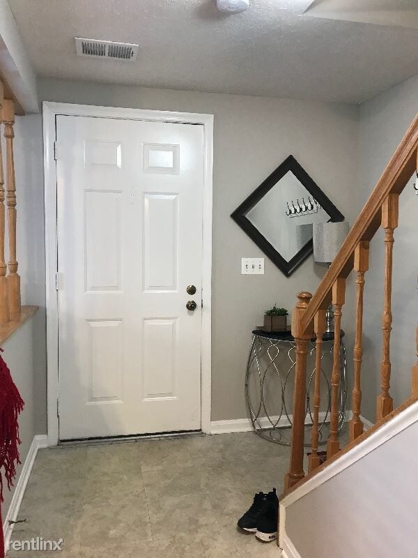 Building Photo - 513 Pickwick Village Way