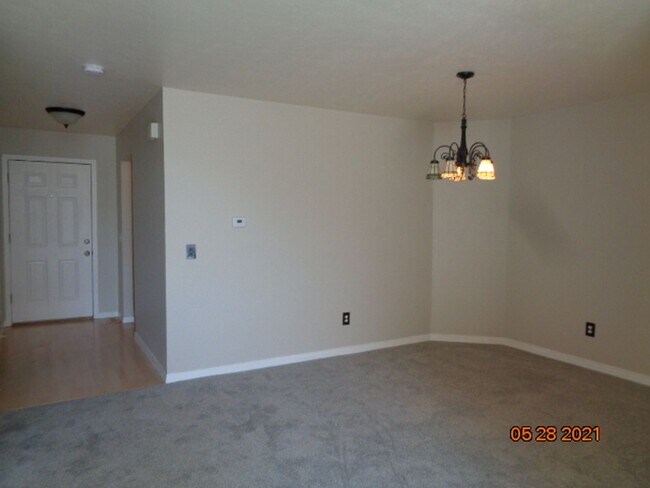 Building Photo - 2 BR/2 1/2 BA Townhouse in Gated Littleton...