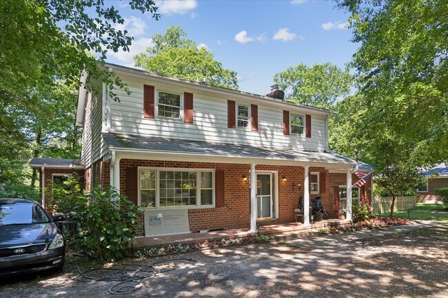 Building Photo - 203 Pinehurst Dr