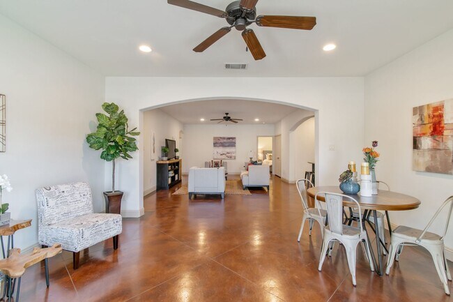 Foto del edificio - ** MOVE IN SUMMER 2026 ** 5 Bed 3 Bath **FREE RENT 1st FULL MONTH** Near Campus