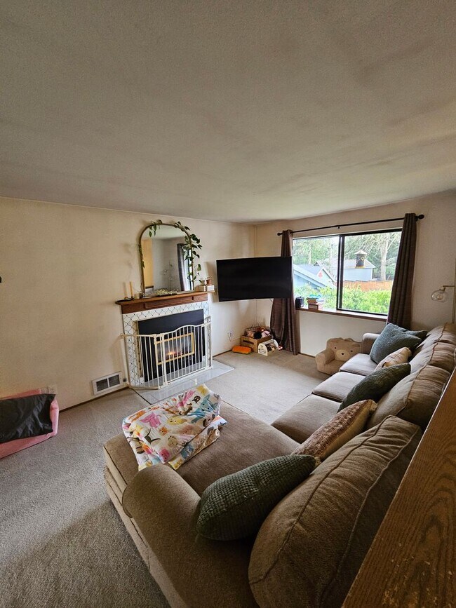 Building Photo - Beautiful 3 bedroom family home in a nice,...