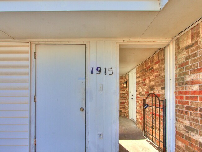 Building Photo - 1915 N Moulton Ct