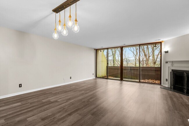 Foto del edificio - UPDATED 3BR, 2.5BA town-house in Arlington...