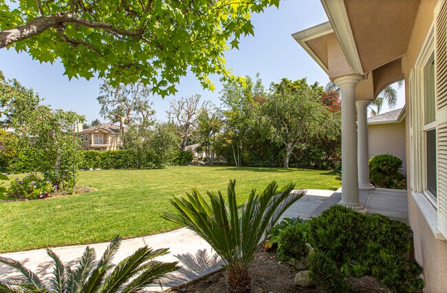 Building Photo - 4463 Chevy Chase Dr