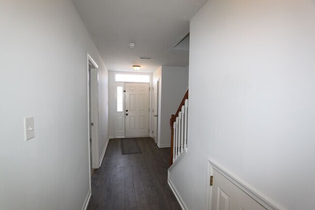 Foto del edificio - 4 bed, 3.5 bath, Townhome in Bunker Hill, WV