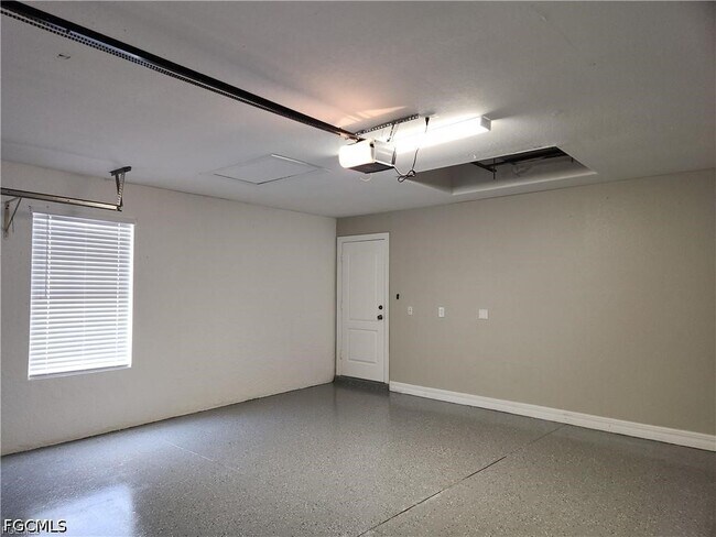 Foto del edificio - 827 NE 23rd Terrace