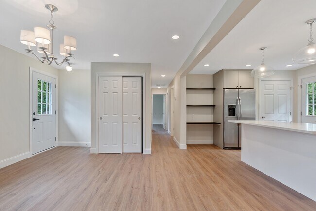 Building Photo - 905 Springdale Dr