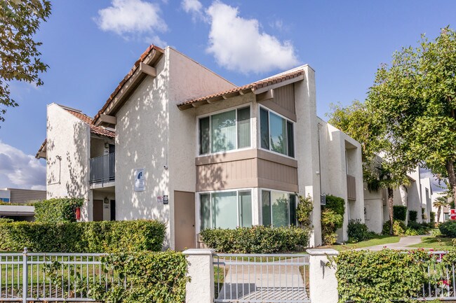 Edificio Oeste - 1251 N. Placentia Ave.