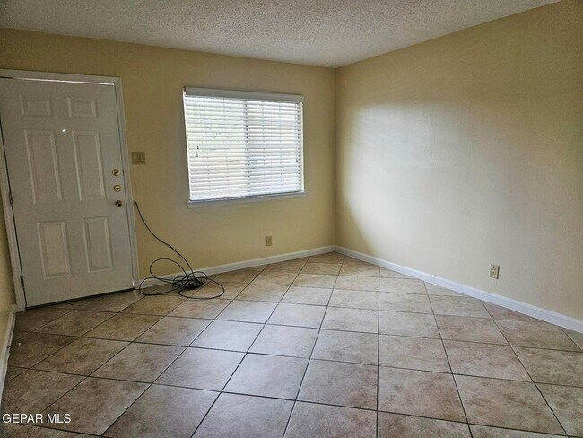 Foto del edificio - 1601 N El Paso St