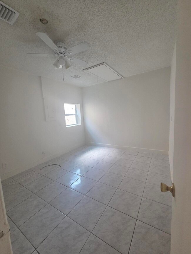Foto del edificio - 6186 Winrock Rd