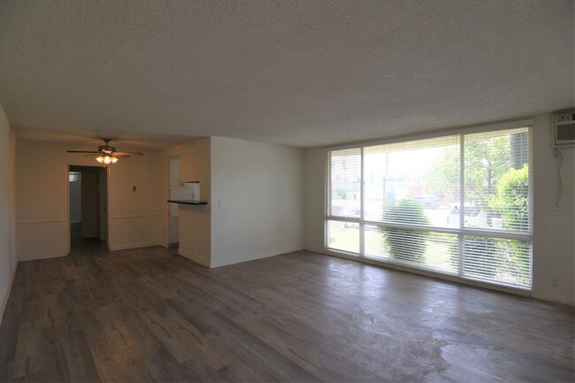 Foto del edificio - 6464 Woodman Ave