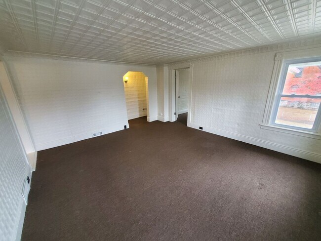 Foto del edificio - Large 2 Bedroom 2nd Floor Apartment Available Now. Close to 490!