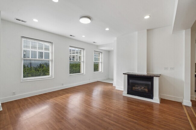 Foto del edificio - 407 N Charles St