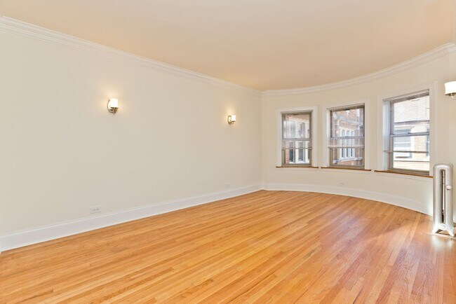 Foto del edificio - One Bedroom Apartment Near the Lakefront