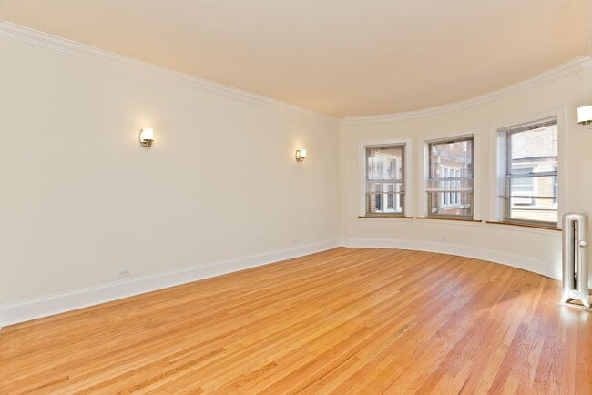 Building Photo - One Bedroom Apartment Near the Lakefront