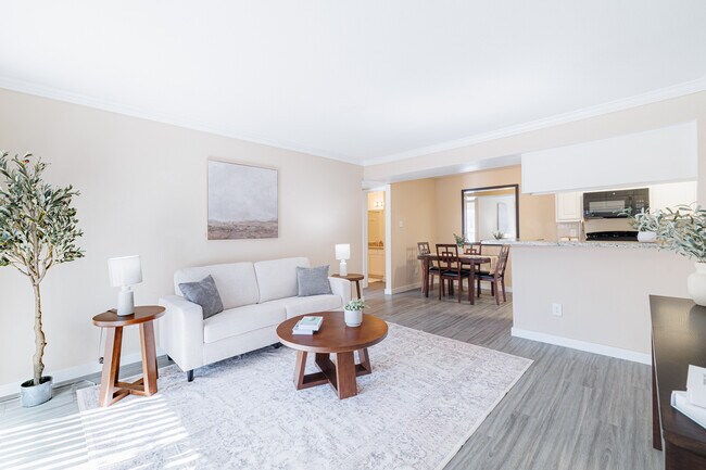 Foto del edificio - Welcome Home to Comfort and Convenience 2/2