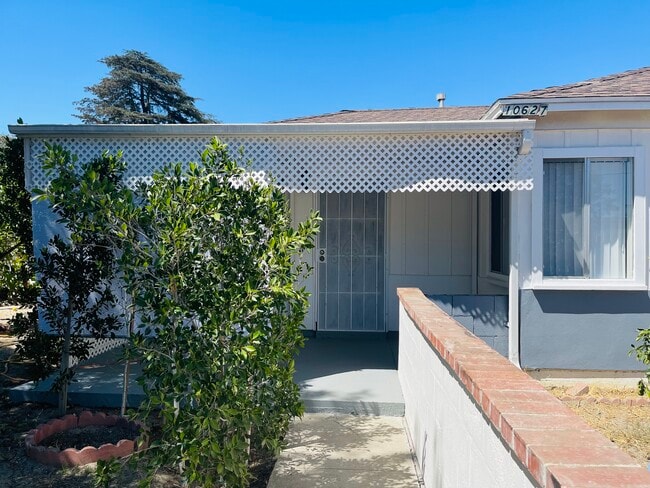 Front House - 10625 Collins St