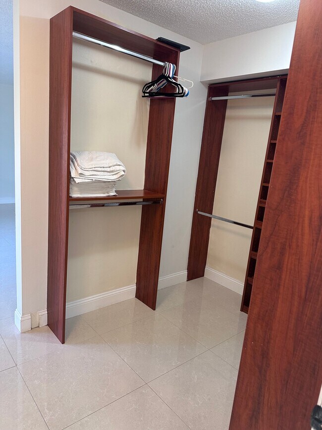 Foto del edificio - 9102C SW 19th Pl