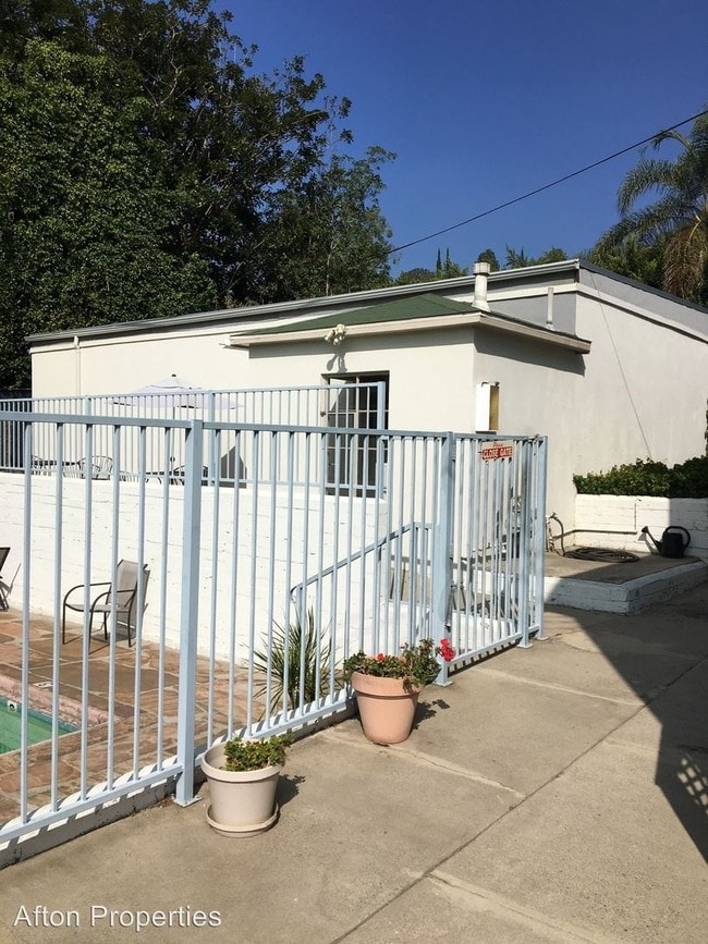 Building Photo - 1115 N Doheny Dr