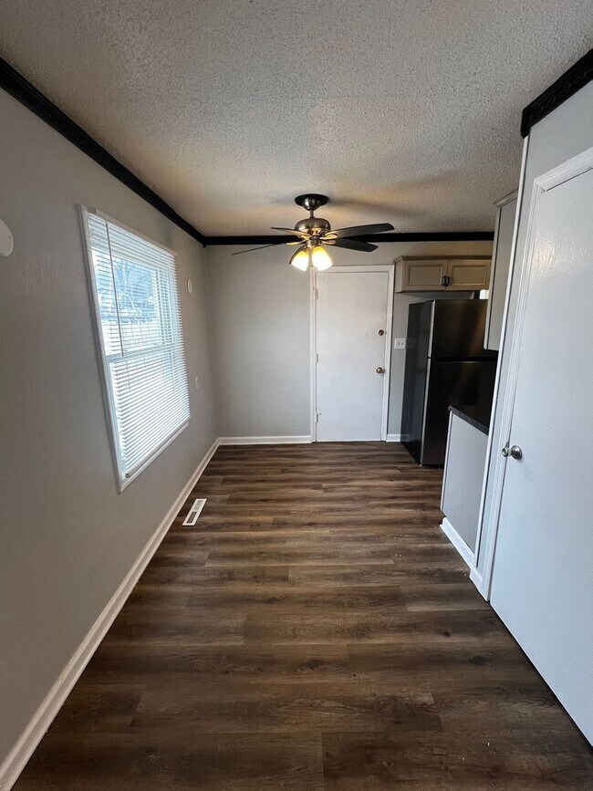 Foto del edificio - Freshly Painted 2-Bedroom with Refinished Hardwood Floors