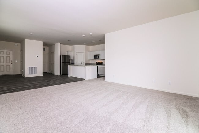Building Photo - Fantastic 3bd/2ba home! Coming soon!