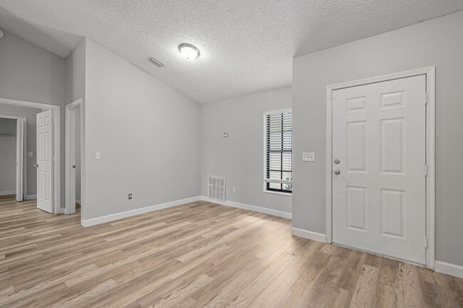 Foto del edificio - 2871 SE Hutchings Ave